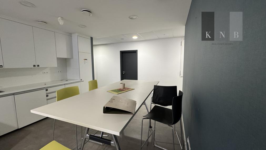 Prenájom samostatného kancelárskeho traktu 620 m² pri nábreží Dunaja v meste Bratislava