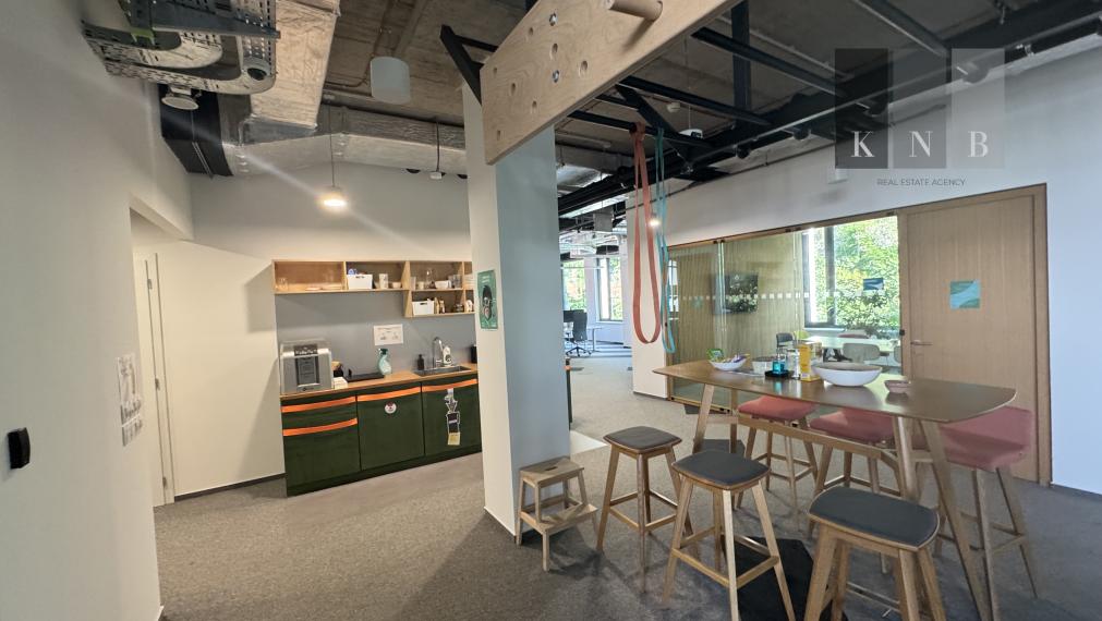 Prenájom samostatného kancelárskeho traktu 867 m² pri nábreží Dunaja v meste Bratislava