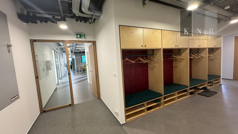 Prenájom samostatného kancelárskeho traktu 867 m² pri nábreží Dunaja v meste Bratislava