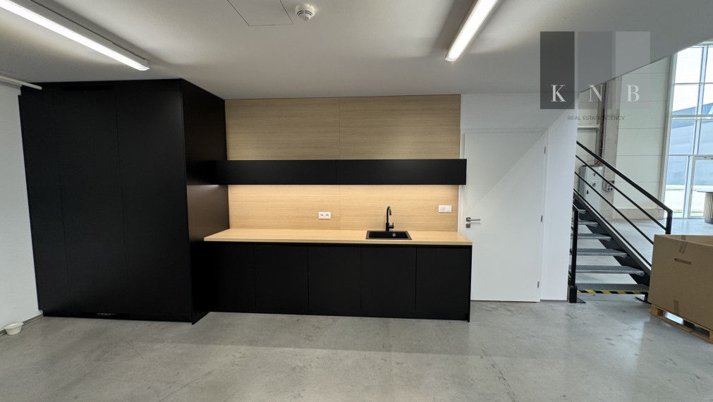 Corner retail & storage unit 421 m² with office space 127 m² for rent in the Bratislava Bory area