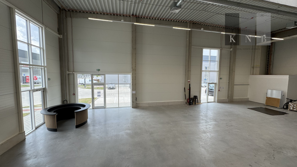 Corner retail & storage unit 421 m² with office space 127 m² for rent in the Bratislava Bory area