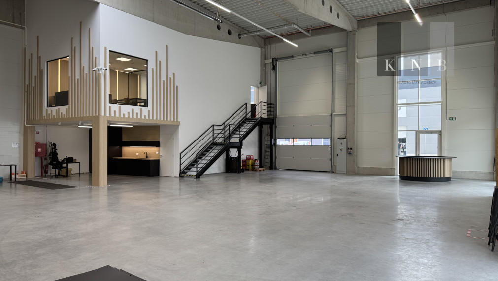 Prenájom rožného obchodno-skladového priestoru 421 m² s kanceláriou 127 m² v časti Bratislava Bory