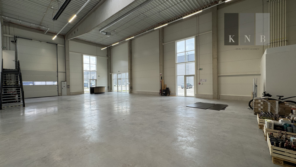 Corner retail & storage unit 421 m² with office space 127 m² for rent in the Bratislava Bory area