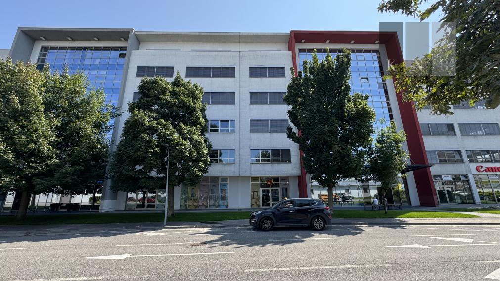 Prenájom prízemného obchodného priestoru 99 m² vo frekventovanej lokalite mesta Bratislava