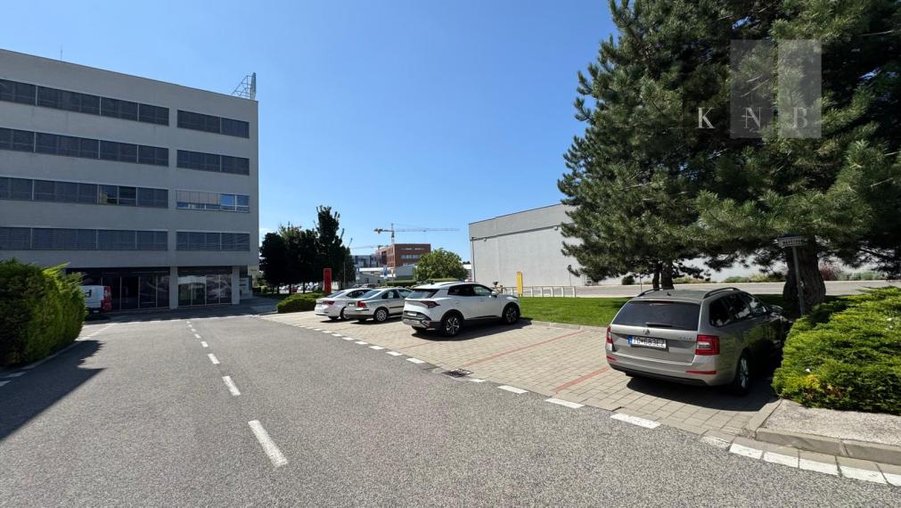 Prenájom prízemného obchodného priestoru 99 m² vo frekventovanej lokalite mesta Bratislava