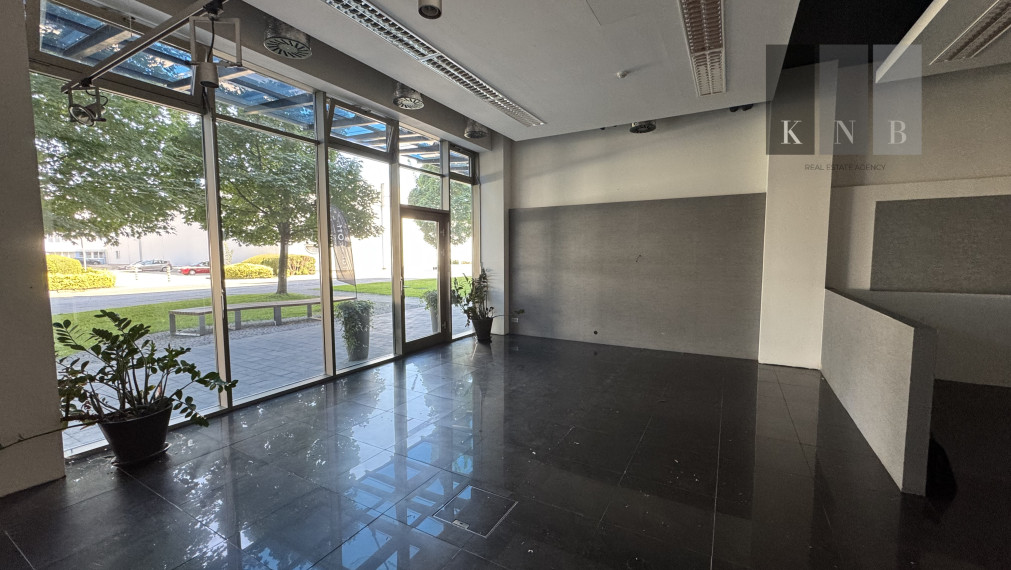 Prenájom prízemného obchodného priestoru 99 m² vo frekventovanej lokalite mesta Bratislava
