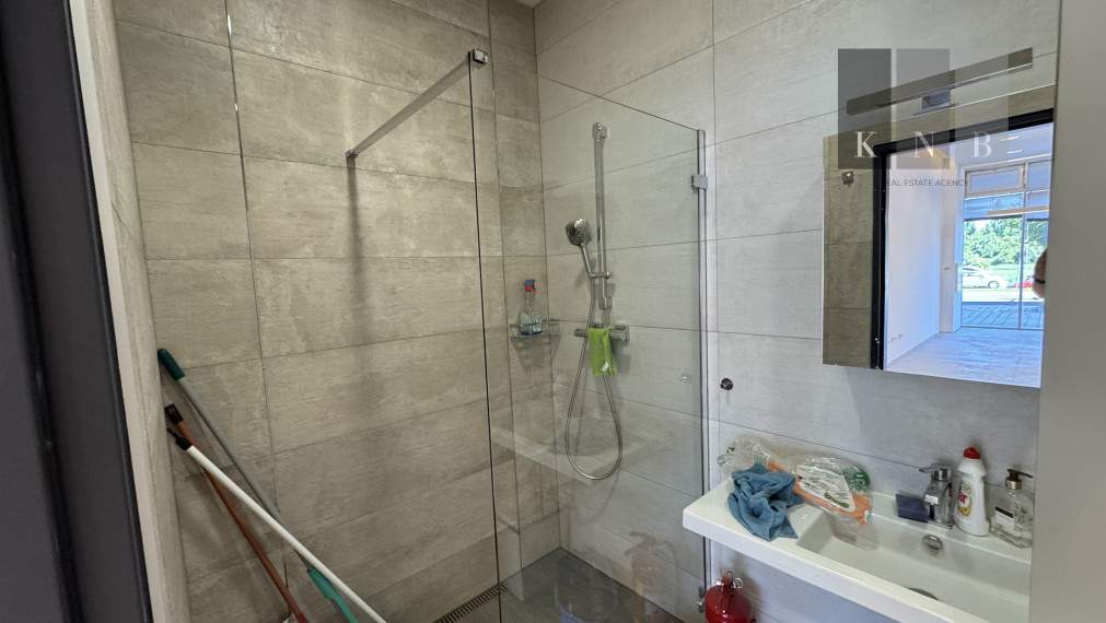 Ground-floor retail unit 82 m² for rent in a high-traffic location in Bratislava