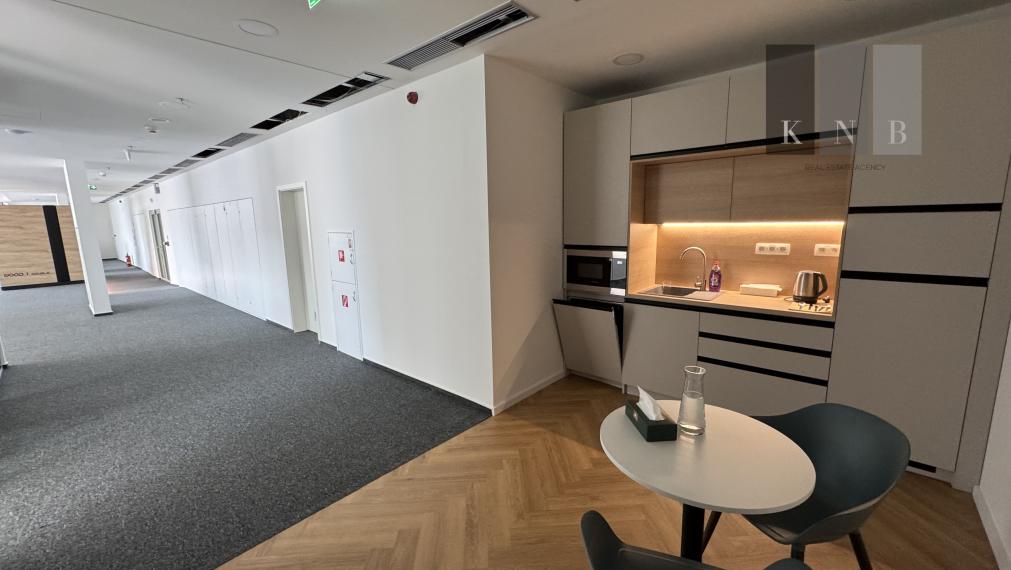 Prenájom novozrekonštruovaného samostatného kancelárskeho traktu 308 m² pri jazere Kuchajda v meste Bratislava