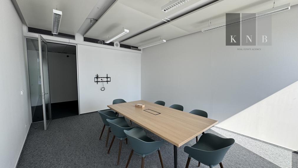 Prenájom novozrekonštruovaného samostatného kancelárskeho traktu 308 m² pri jazere Kuchajda v meste Bratislava