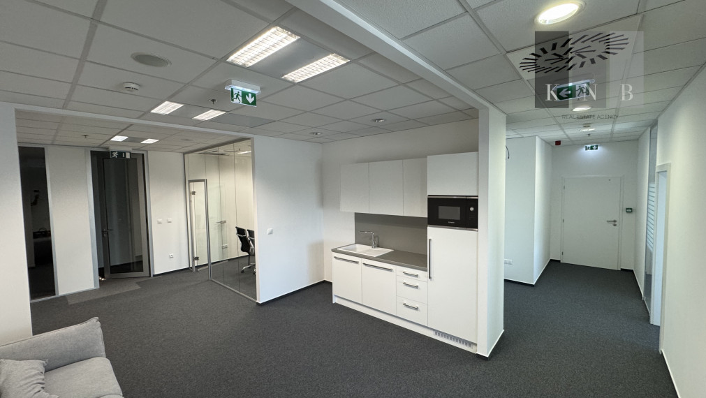 Prenájom novozrekonštruovaného samostatného kancelárskeho traktu 109 m² pri jazere Kuchajda v meste Bratislava