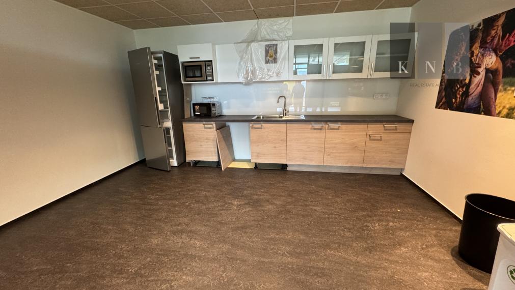 Prenájom samostatného kancelárskeho traktu 750 m² pri jazere Kuchajda v meste Bratislava