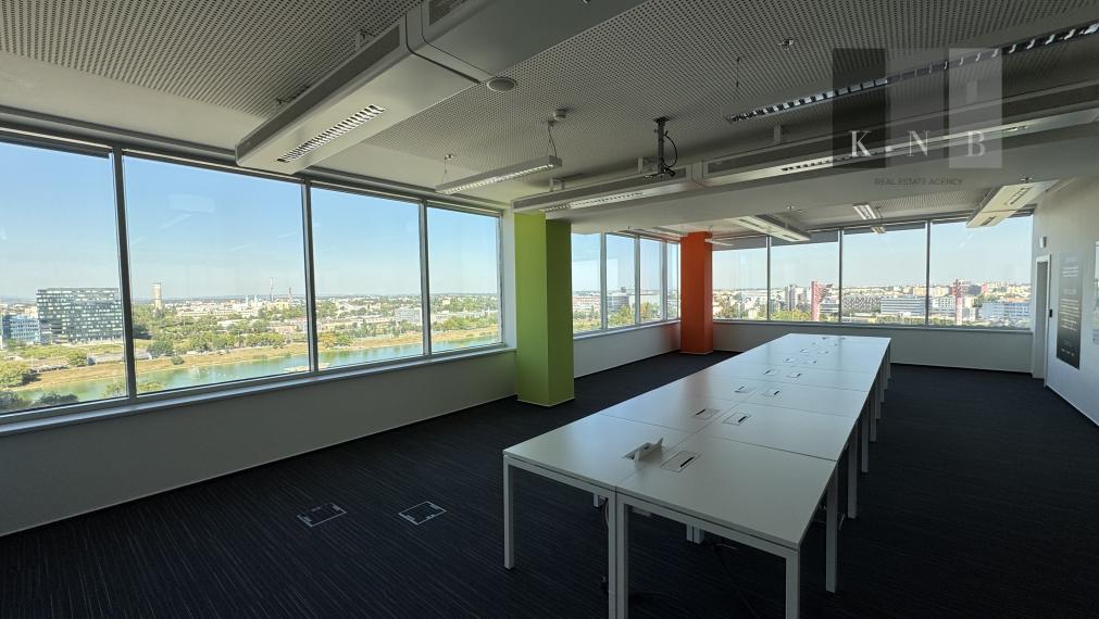 Prenájom samostatného kancelárskeho traktu 750 m² pri jazere Kuchajda v meste Bratislava