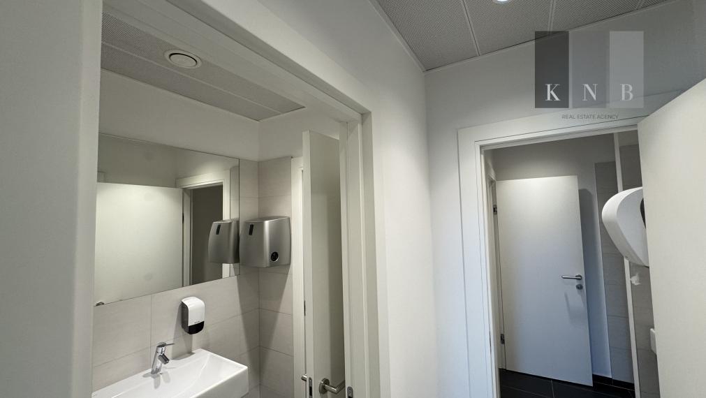 Prenájom samostatného kancelárskeho traktu 750 m² pri jazere Kuchajda v meste Bratislava