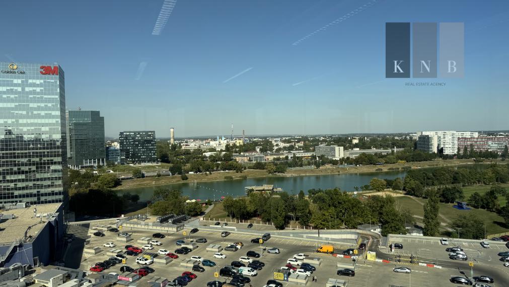 Prenájom samostatného kancelárskeho traktu 750 m² pri jazere Kuchajda v meste Bratislava