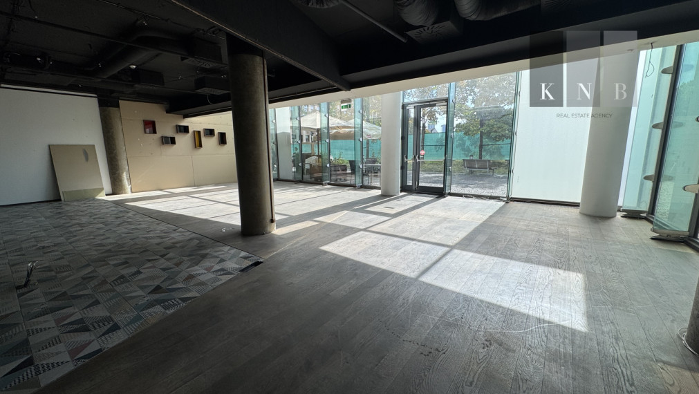 Prenájom prízemného obchodného priestoru 185 m² na prémiovej adrese v meste Bratislava