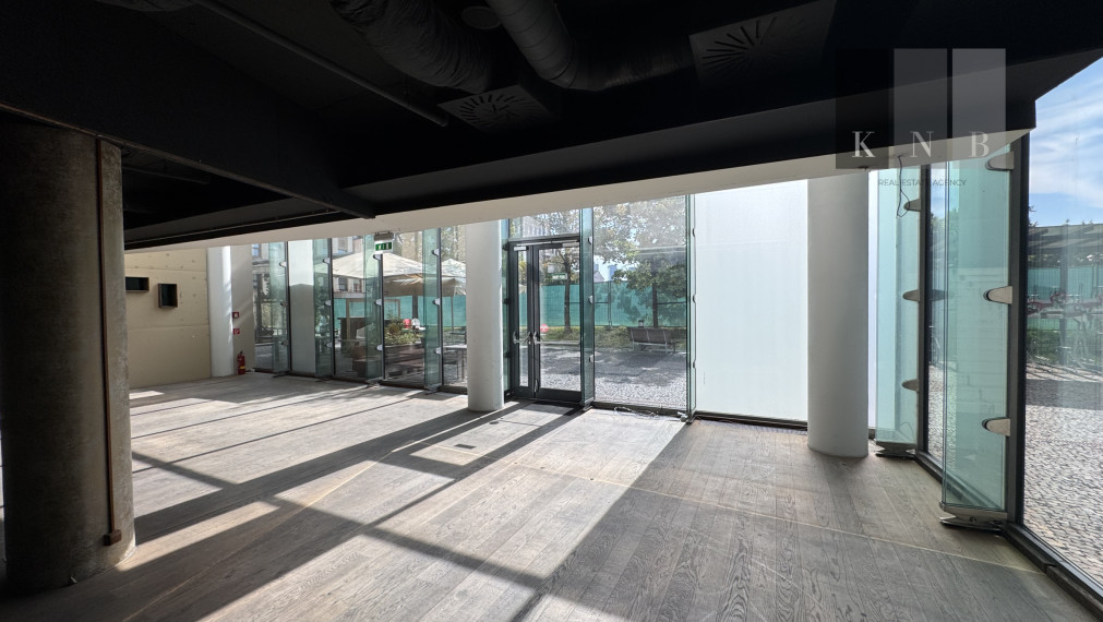 Prenájom prízemného obchodného priestoru 185 m² na prémiovej adrese v meste Bratislava