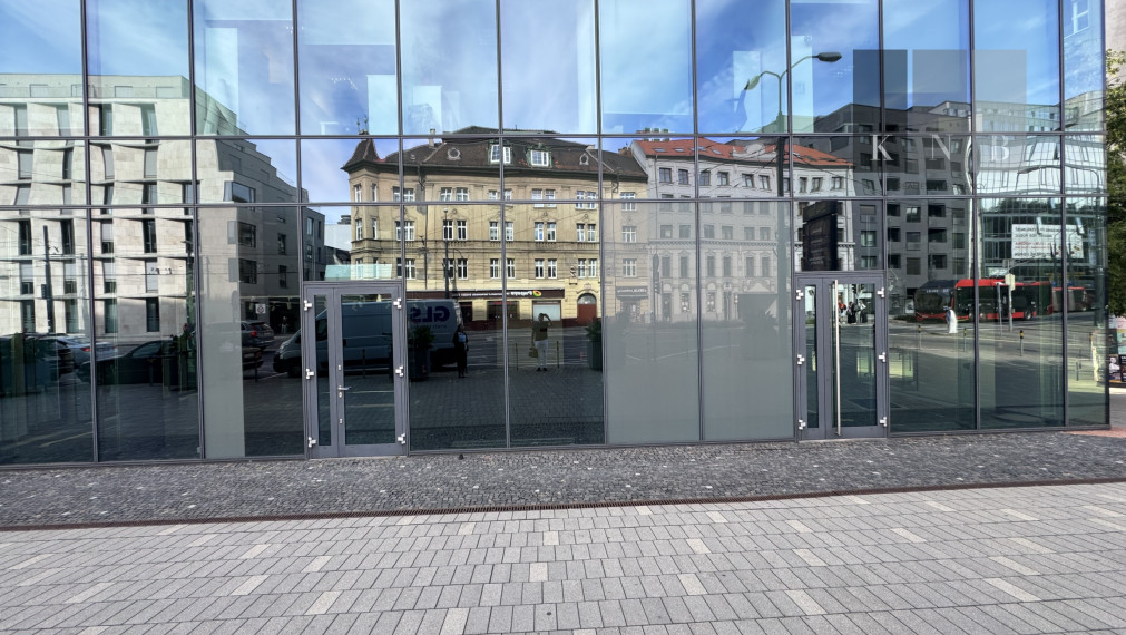 Prenájom rožného prízemného obchodného priestoru 241 m² na prémiovej adrese v meste Bratislava