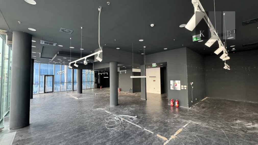 Prenájom rožného prízemného obchodného priestoru 241 m² na prémiovej adrese v meste Bratislava