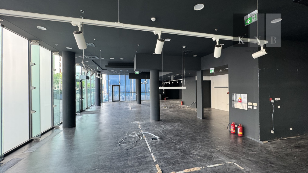 Prenájom rožného prízemného obchodného priestoru 241 m² na prémiovej adrese v meste Bratislava