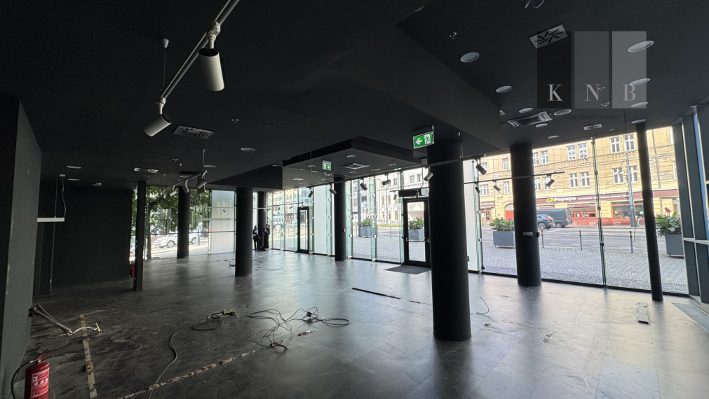 Prenájom rožného prízemného obchodného priestoru 241 m² na prémiovej adrese v meste Bratislava