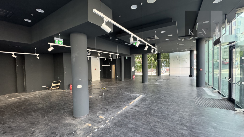 Prenájom rožného prízemného obchodného priestoru 241 m² na prémiovej adrese v meste Bratislava