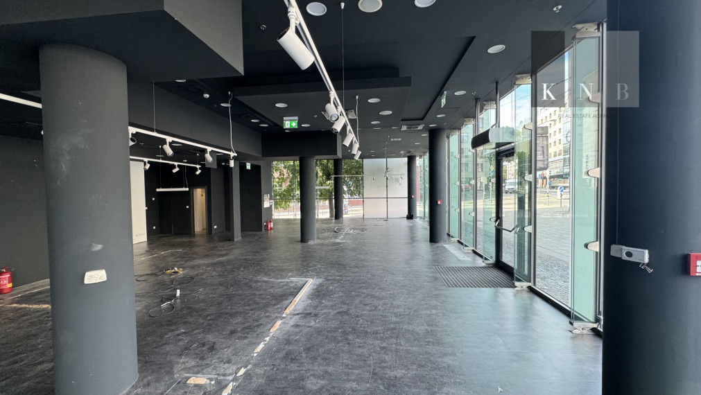 Prenájom rožného prízemného obchodného priestoru 241 m² na prémiovej adrese v meste Bratislava