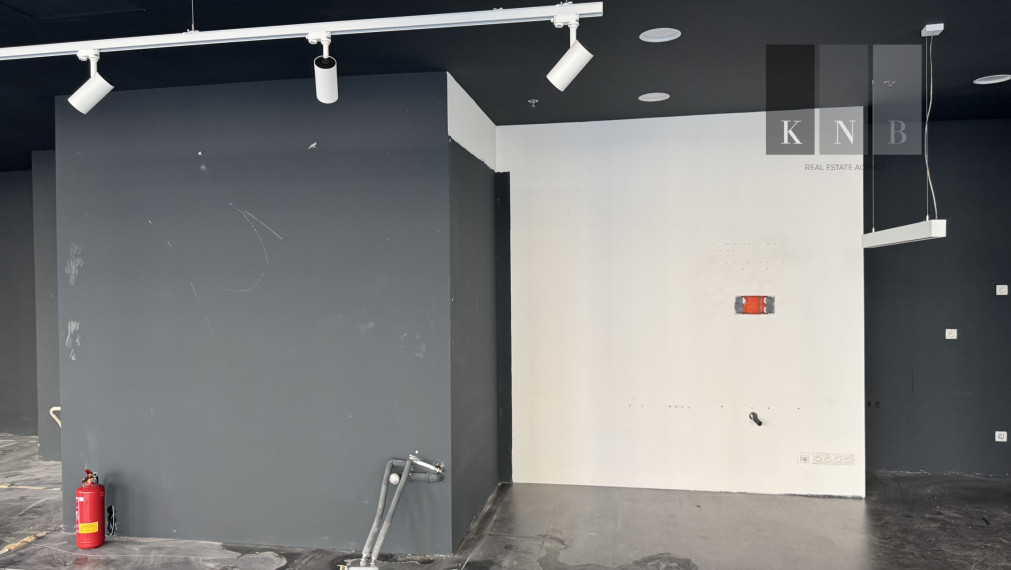 Prenájom rožného prízemného obchodného priestoru 241 m² na prémiovej adrese v meste Bratislava