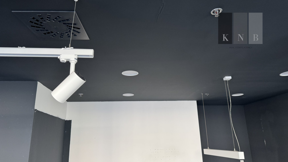 Prenájom rožného prízemného obchodného priestoru 241 m² na prémiovej adrese v meste Bratislava