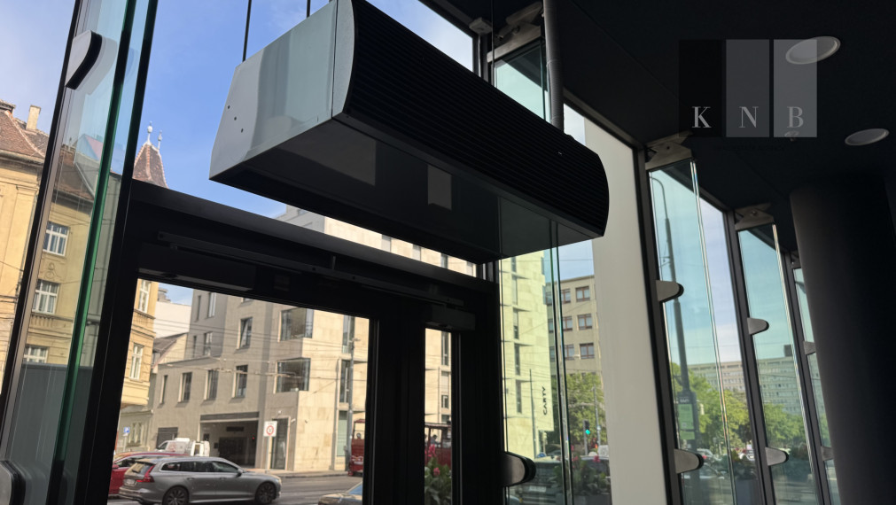 Prenájom rožného prízemného obchodného priestoru 241 m² na prémiovej adrese v meste Bratislava