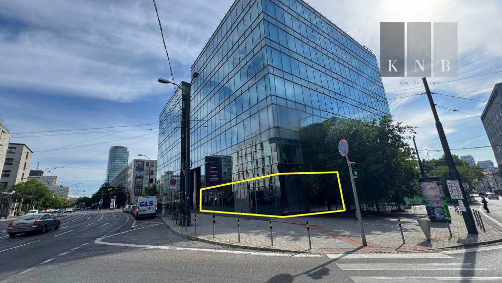 Prenájom rožného prízemného obchodného priestoru 241 m² na prémiovej adrese v meste Bratislava