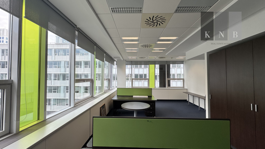 Prenájom samostatného kancelárskeho traktu 104 m² v skvelej lokalite v centre mesta Bratislava
