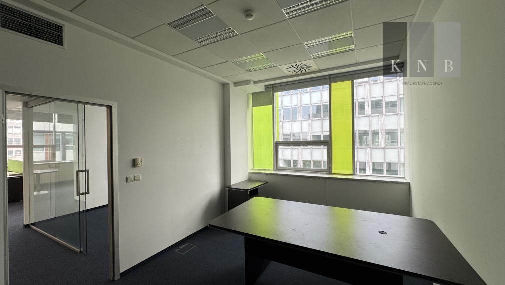 Prenájom samostatného kancelárskeho traktu 104 m² v skvelej lokalite v centre mesta Bratislava