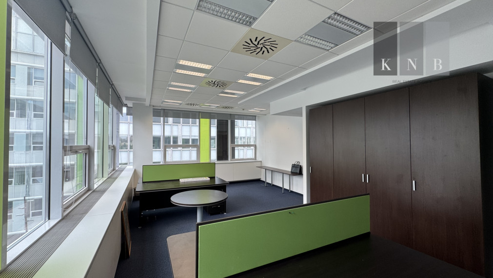 Prenájom samostatného kancelárskeho traktu 104 m² v skvelej lokalite v centre mesta Bratislava