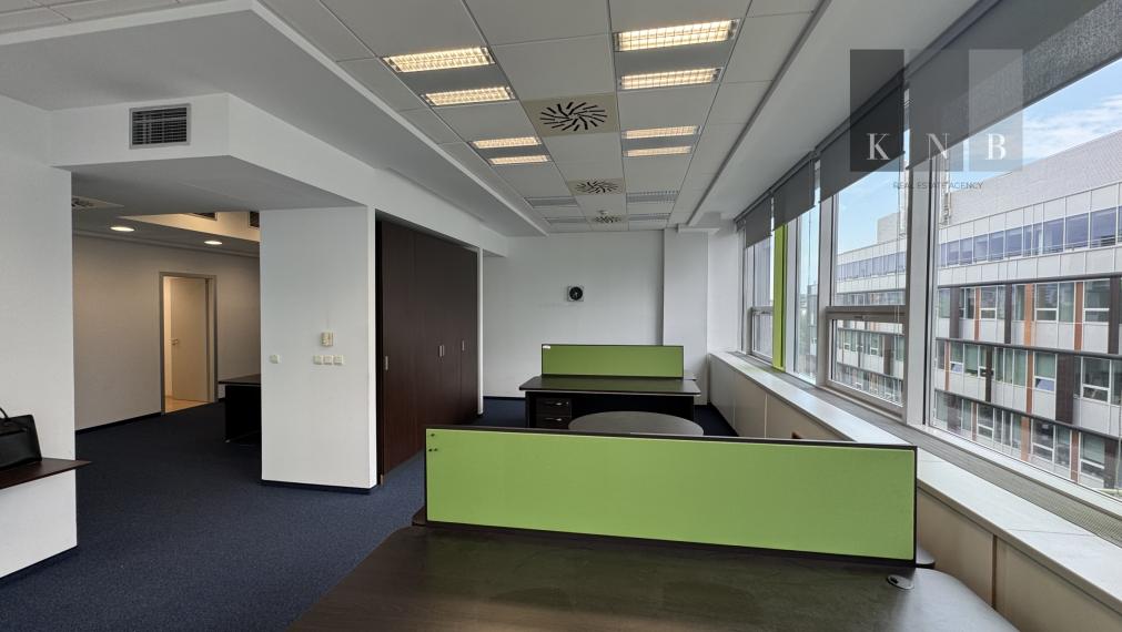 Prenájom samostatného kancelárskeho traktu 104 m² v skvelej lokalite v centre mesta Bratislava