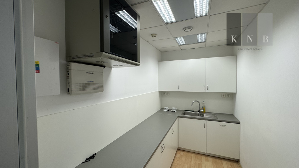 Prenájom samostatného kancelárskeho traktu 104 m² v skvelej lokalite v centre mesta Bratislava