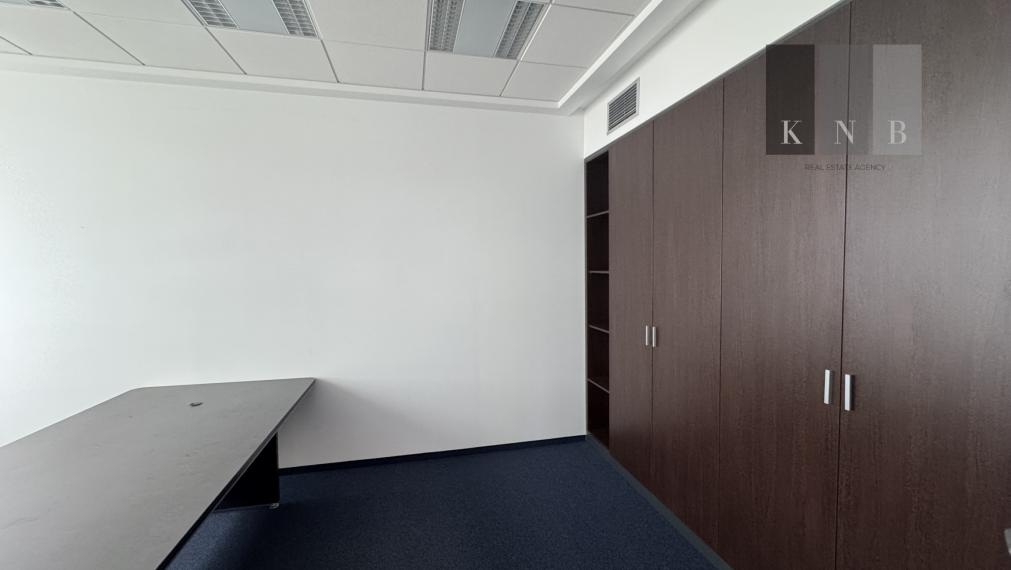 Prenájom samostatného kancelárskeho traktu 104 m² v skvelej lokalite v centre mesta Bratislava