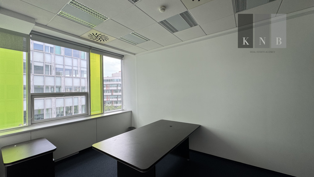 Prenájom samostatného kancelárskeho traktu 104 m² v skvelej lokalite v centre mesta Bratislava