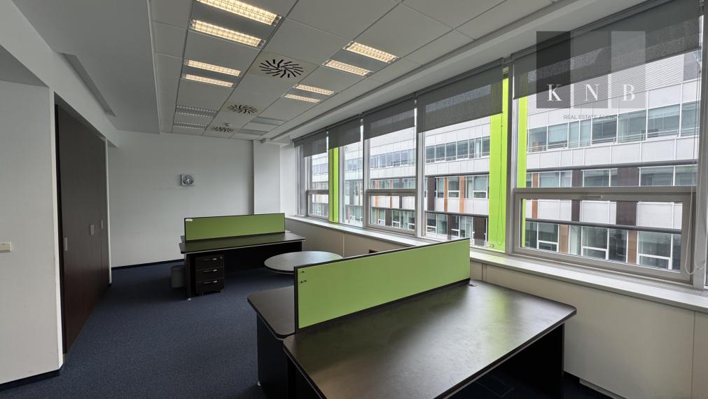 Prenájom samostatného kancelárskeho traktu 104 m² v skvelej lokalite v centre mesta Bratislava