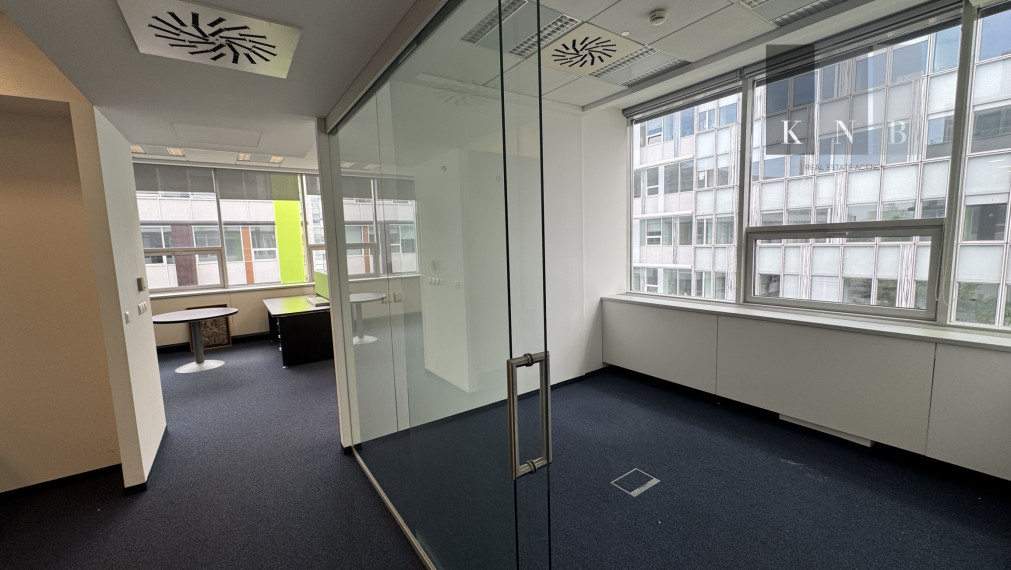 Prenájom samostatného kancelárskeho traktu 104 m² v skvelej lokalite v centre mesta Bratislava
