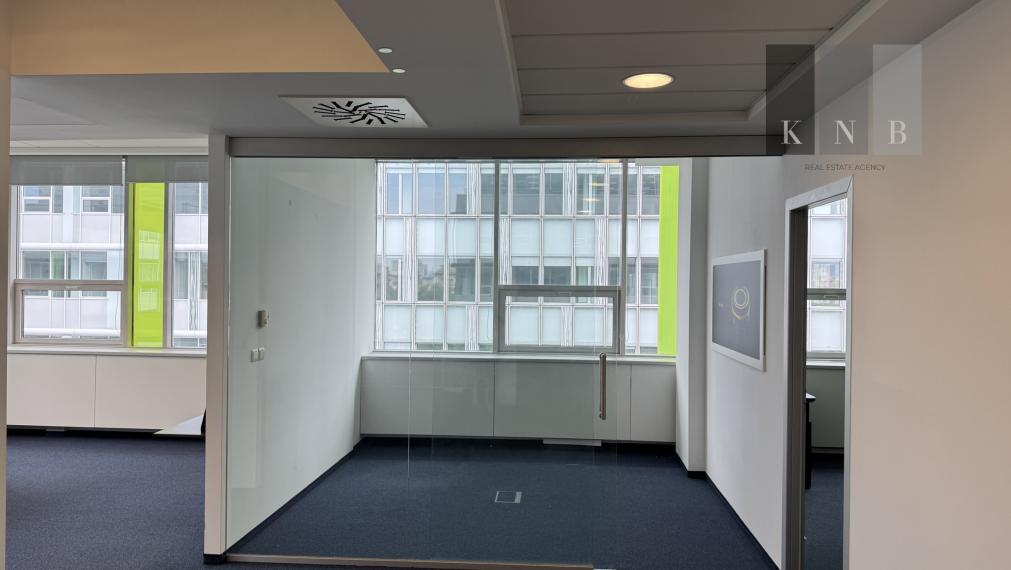 Prenájom samostatného kancelárskeho traktu 104 m² v skvelej lokalite v centre mesta Bratislava