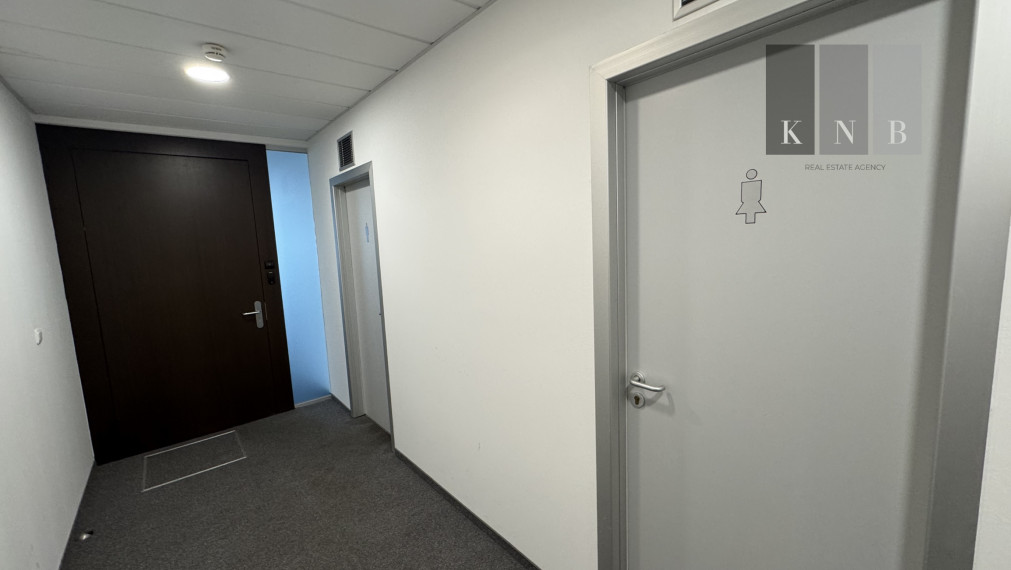 Prenájom samostatného kancelárskeho traktu 104 m² v skvelej lokalite v centre mesta Bratislava