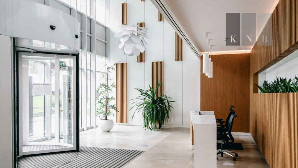 Prenájom samostatného kancelárskeho traktu 104 m² v skvelej lokalite v centre mesta Bratislava