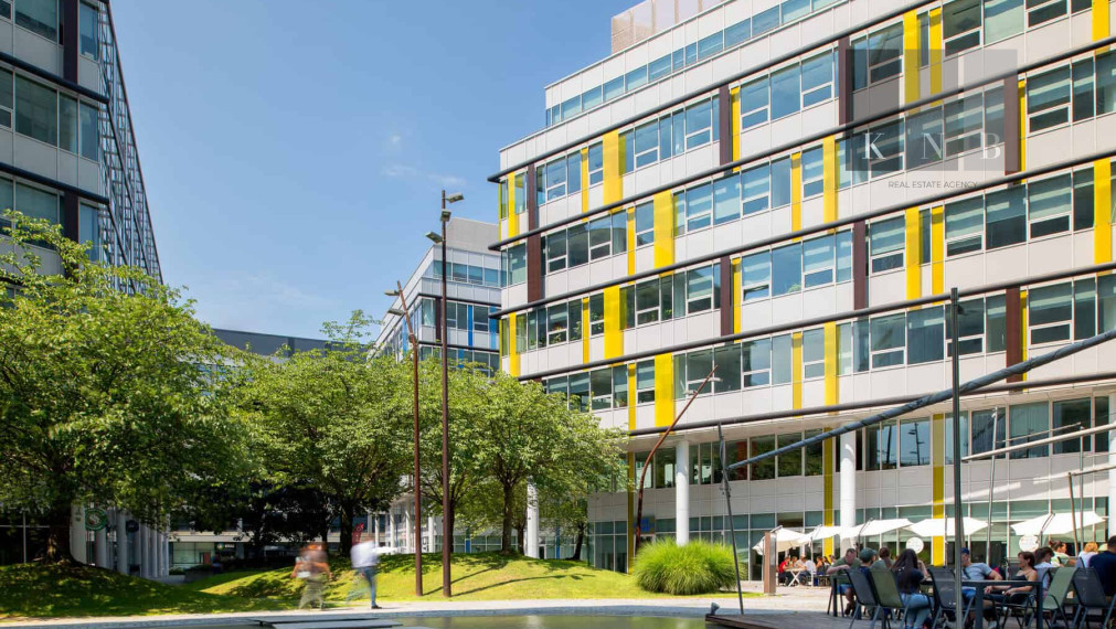 Prenájom samostatného kancelárskeho traktu 104 m² v skvelej lokalite v centre mesta Bratislava