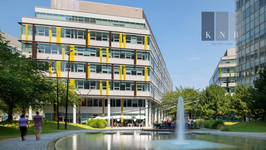 Prenájom samostatného kancelárskeho traktu 104 m² v skvelej lokalite v centre mesta Bratislava