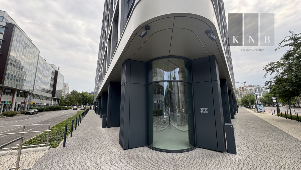 Prenájom rožného obchodného priestoru 147 m² v skvelej lokalite v centre mesta Bratislava