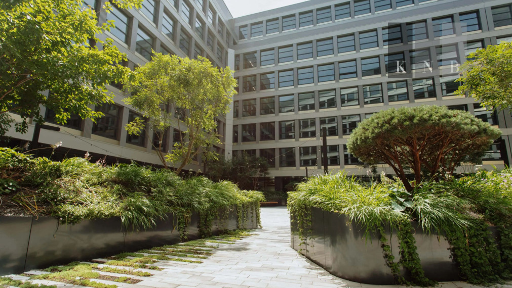 Prenájom rožného obchodného priestoru 147 m² v skvelej lokalite v centre mesta Bratislava