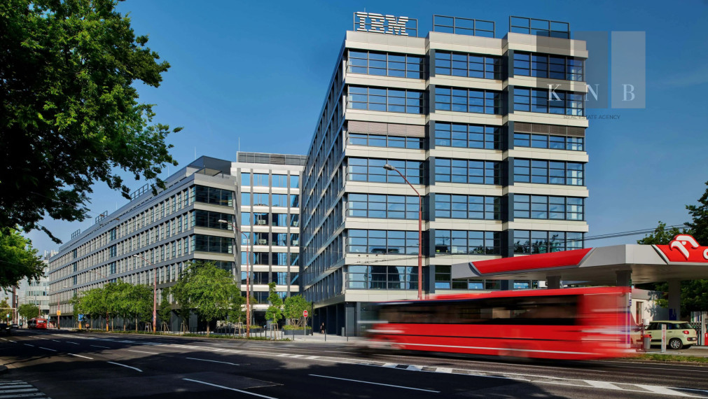 Prenájom rožného obchodného priestoru 147 m² v skvelej lokalite v centre mesta Bratislava