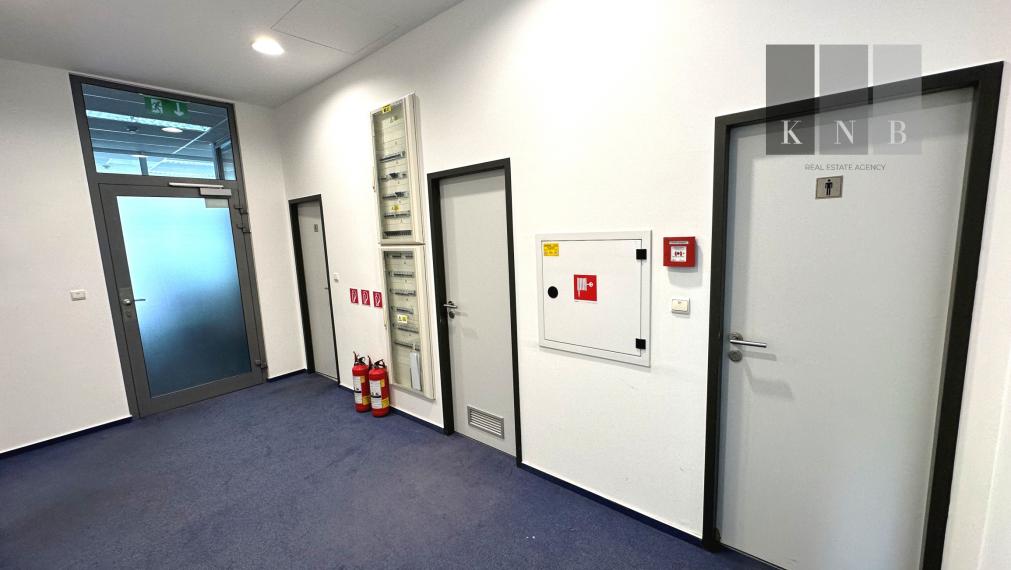 Prenájom 2 samostatných kancelárií 44,20 m² v Galvaniho biznis centre v meste Bratislava
