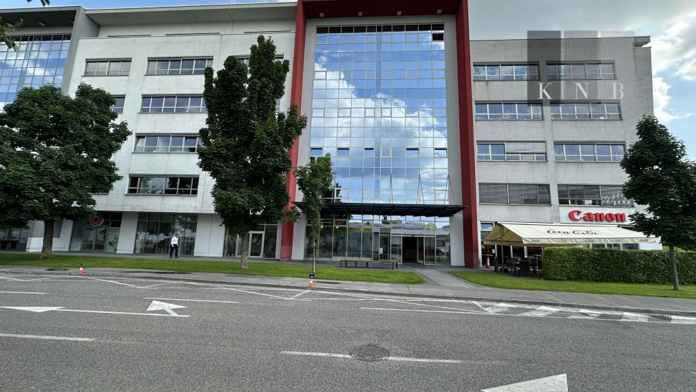 Prenájom 2 samostatných kancelárií 44,20 m² v Galvaniho biznis centre v meste Bratislava