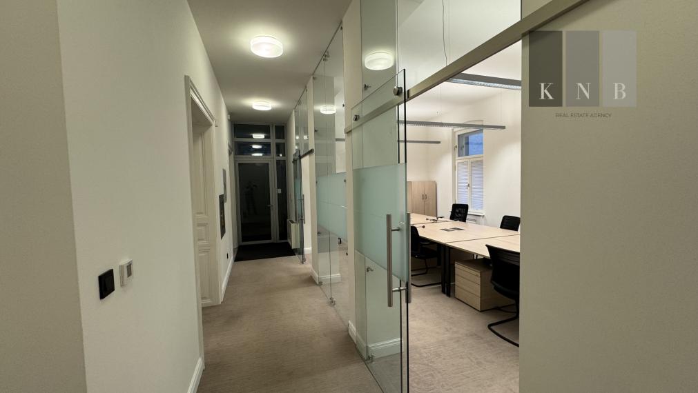 Prenájom samostatného kancelárskeho traktu 151,9 m² v zrekonštruovanej historickej budove na Štefánikovej ulici v meste Bratislava